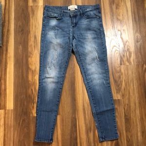 Distressed skinny jeans